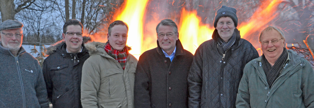 18.00 Uhr beim Osterfeuer in Itzstedt: (vlnr.) Peter Reese (CDU Bürgermeisterkandidat in Itzstedt), Claus Peter Dieck (stellvertretender Landrat), Dr. Axel Bernstein (Landtagsabgeordneter), Reimer Böge (CDU-Landesvorsitzender und Europaabgeordneter), Geros Storjohann (CDU-Kreisvorsitzender und Bundestagsabgeordneter) und Uwe Voss (CDU-Kreistagskandidat)