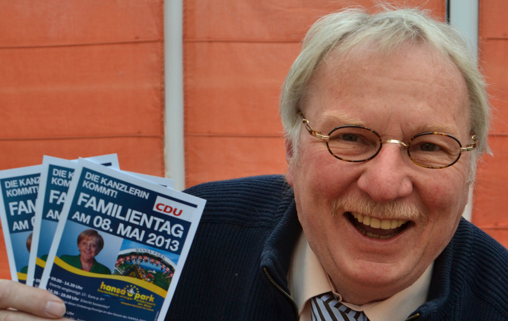 „Kanzlerinnen-Moderator“ Uwe Voss verteilt mit den CDU-Kandidaten  Freikarten  auf der RegioSchau.