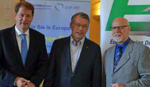 Diskutierten über Europa aktuell: (vlnr.) gero Storjohann MdB, Reimer Böge MdEP und Joachim Brunkhorst (Kreisvorsitzender SE-NMS der Europa-Union)