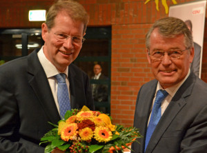 Reimer Böge MdEP (rechts) gratuliert Gero Storjohann MdB  zu seinem Wahlerfolg