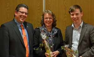 Claus Petter Dieck (links) dankt Heike Franzen und Tobias Loose.
