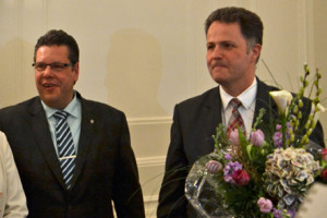 Claus Peter Dieck (links) gratuliert Jan Peter Schröder 