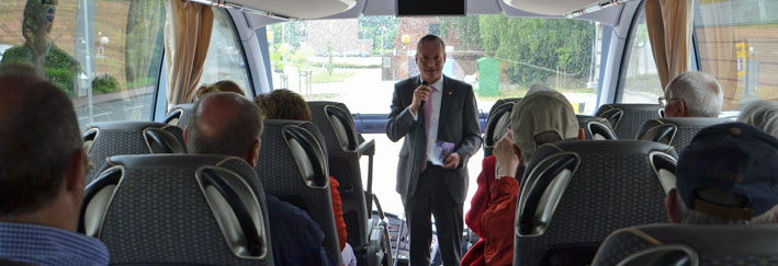 "Reiseleiter" Dr. Axel Bernstein MdL begrüßt die Mitreisenden im Mietrach-Luxus-Reisebus
