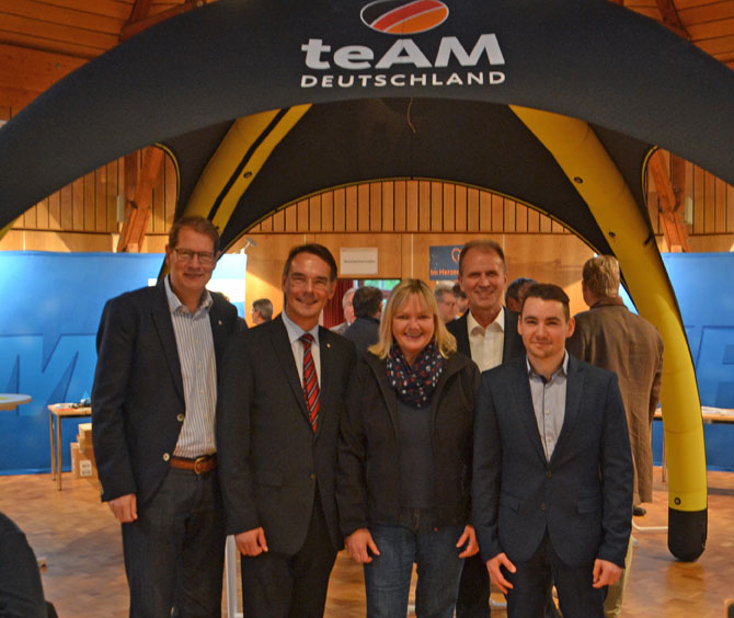 Treffen m teAM Pavillon der CDU Segeberg: (vlnr.) der CDU Kreisvorsitzende Gero Storjohann MdB, der CDU Landesvorsitzende Ingbert Liebing MdB, Norderstedts CDU Vorsitzende Katja Rathje-Hoffmann MdL und ihre Mitstreiter , das jüngste Fraktionsmitglied der CDU Norderstedt, Kevin Ruhbaum (22) und der stellvertretenden CDU-Ortsvorsitzende Uwe Matthes.