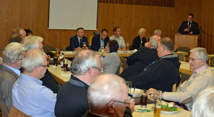 Der stellvertretende Landrat Claus Peter Dieck führte durch den informativen Abend für die Kommunalpolitiker.