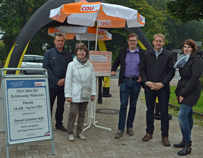 Sammelten Ideen für die Landtagswahl 2017 – Waldemar Bianga, Gemeindevertreterin Gudrun Hohn, der Kreistagesabgeordnete und Junge Union Kreisvorsitzende Ole Christopher Plambeck Daniel Günther MdL und Annika Harting vom CDU Landesverband (vlnr).
