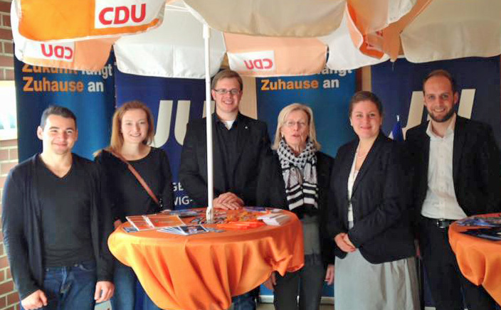 v.l.n.r.: Kevin Ruhbaum, Sarah-Katharina Dreismann (beide JU Norderstedt), Ole-Christopher Plambeck (JU-Kreisvorsitzender), Ursula Wedell (stellv. Fraktionsvorsitzende CDU Norderstedt), Doreen Dieck (stellv. JU-Kreisvorsitzende) und Leo Schäfer (stellv. JU-Kreisvorsitzender)