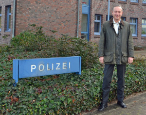 Dr. Axel Bernstein MdL vor der Polizeistation in Bad Segeberg