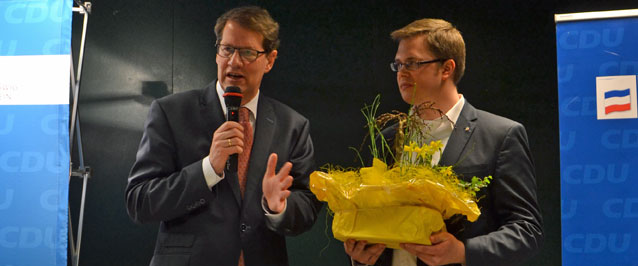 Der CDU Kreisvorsitzende und Bundestagsabgeornete Gero Storjohann gratuliert als Walleiter