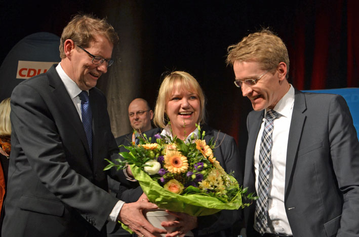 (vlnr.) Wahlleiter Gero Storjohann, Kandidatin Katja Rathje-Hoffmann und Gastredner Daniel Günther.
