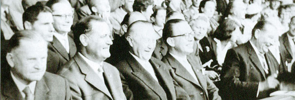 1958 – Konrad Adenauer auf der Tribühne der Rennkoppel nicht weit von dem Veranstaltungsort entfernt.