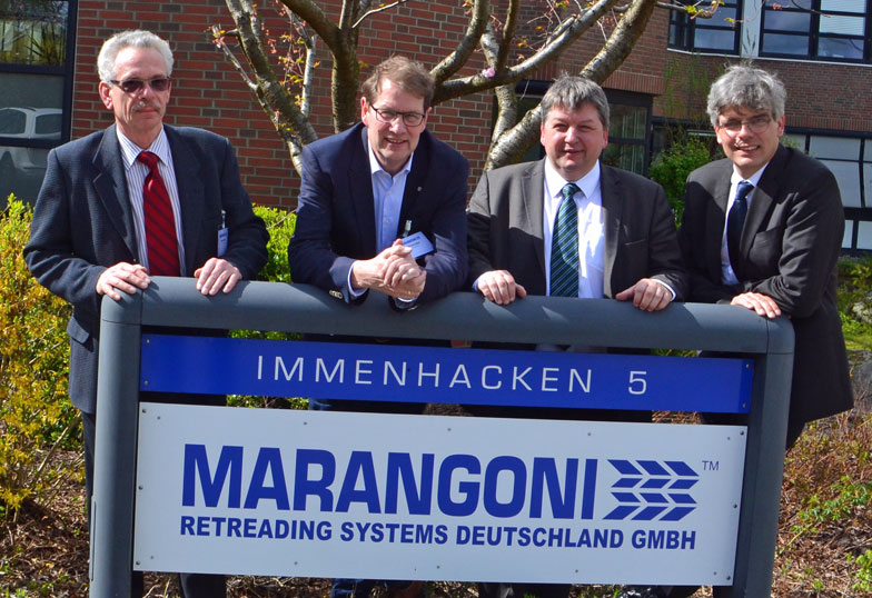 Helmut Hirsch (Pressesprecher vom Wirtschaftsverband der deutschen Kautschukindustrie e.V.), Gero Storjohann MdB, Matthias Leppert (Managing Director bei Marangoni Retreading Systems) und Clemens Zimmermann (Manager Retraiding Systems bei Marangoni).