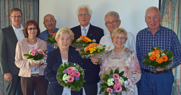 Der Junge Union Kreisvorsitzenden Ole Christopher Plambeck gratuliert in Scheelkes Gasthof den einstimmig wiedergewählten Vorstandsmitgliedern der SeniorenUnion Henstedt –Ulzburg: Schriftführerin Bärbel Boysen, der stellvertretenden Vorsitzende Michael Kobrow, , Beisitzerin Hildegard Maaß, der 1. Vorsitzende Harald Ledig, der stellvertretende Vorsitzende Bernd-Wiking Schreiter, Beisitzerin Erika Gayck und Schatzmeister Klaus Behrmann (vlnr.)
