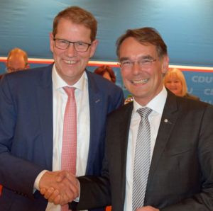 Der CDU Landesvorsitzende Ingbert Liebing gratuliert Gero Storjohann zu seinem hervorragenden Ergebnis.